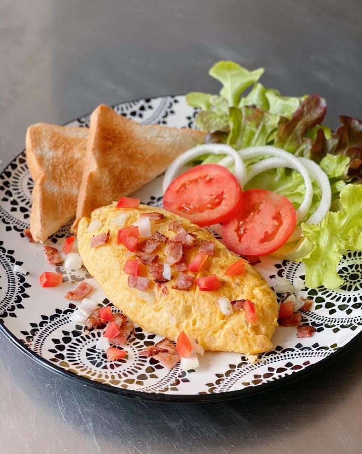 Enjoy'S Beach House & Cafe' Ban Karon Exterior photo