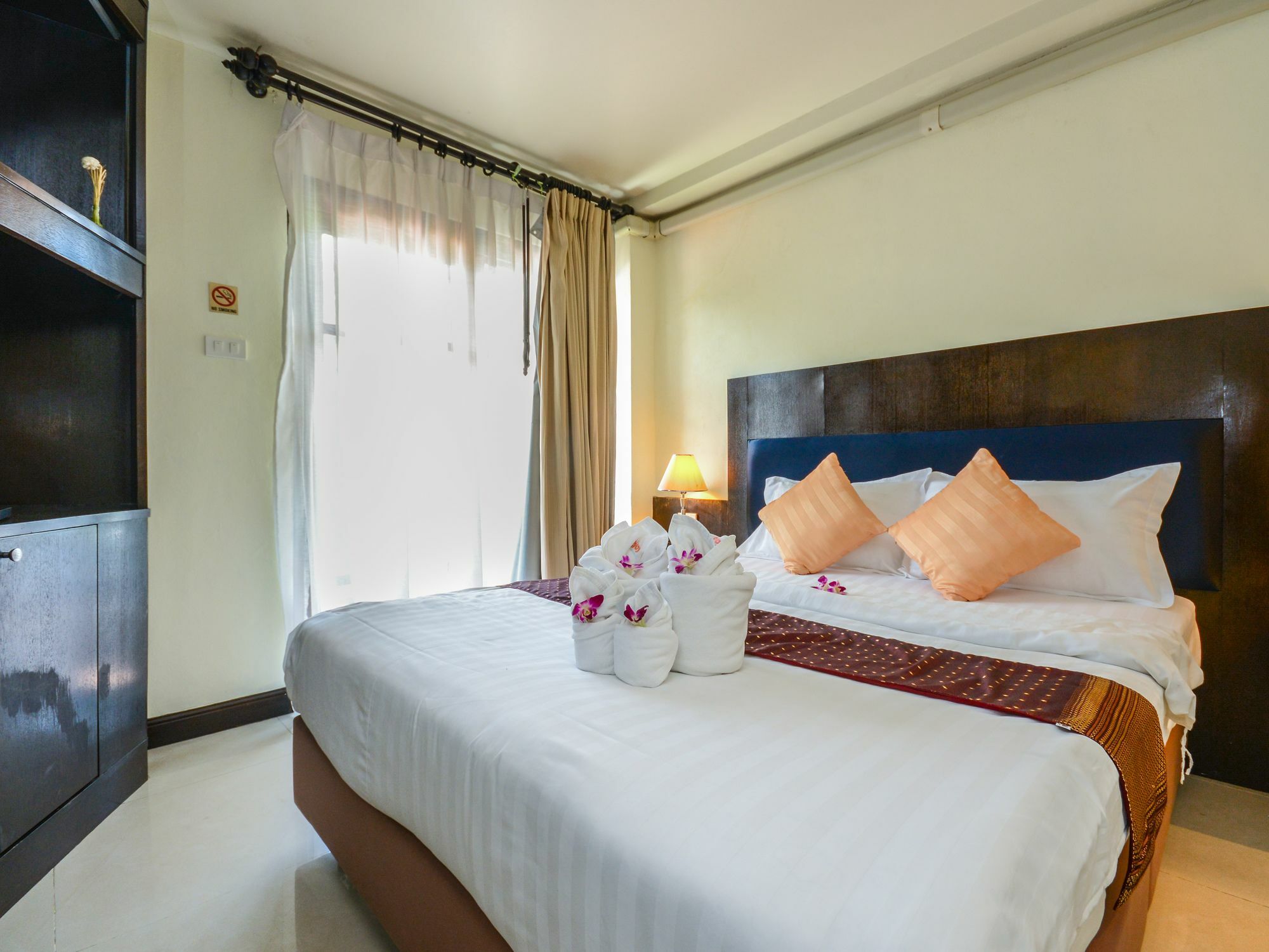 Enjoy'S Beach House & Cafe' Ban Karon Exterior photo