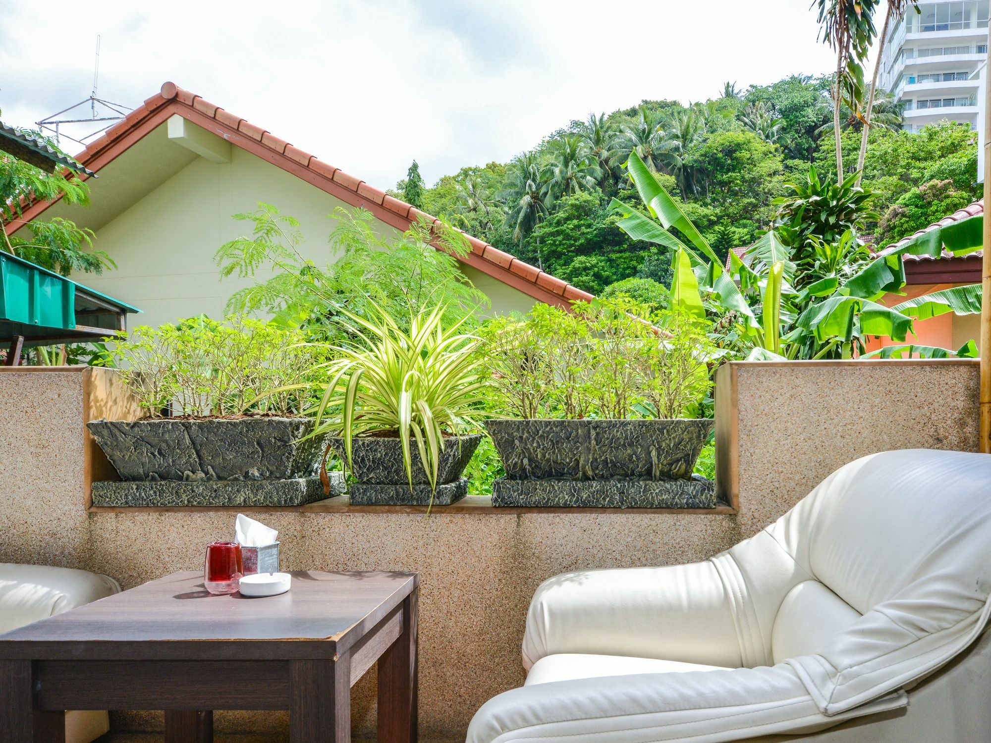 Enjoy'S Beach House & Cafe' Ban Karon Exterior photo